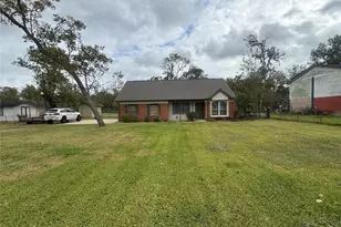 114 Edgewater St, Clute, TX 77531 - Photo 3