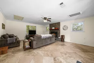 209 Hillcrest Dr, Conroe, TX 77303 - Photo 11