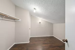 6313 Peacock Hills Dr, Houston, TX 77035 - Photo 13