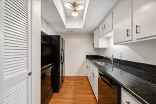 2238 S Piney Point Rd, Houston, TX 77063 - Photo 9