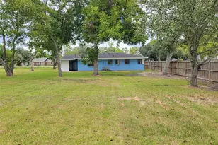 2605 W Dumble St, Alvin, TX 77511 - Photo 47