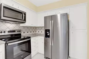 1870 Saxony Ln, Nassau Bay, TX 77058 - Photo 5