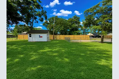 1302 Avenue H, Danbury, TX 77534 - Photo 27