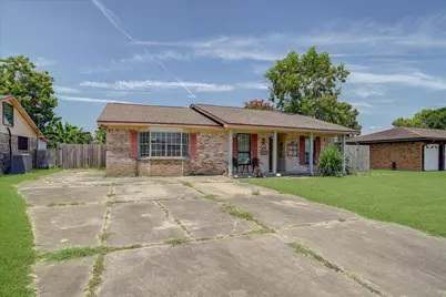 157 Houston Street, Angleton, TX 77515 - Photo 3