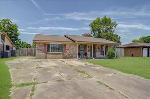 157 Houston St, Angleton, TX 77515 - Photo 3