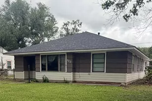 113 Cypress St, Lake Jackson, TX 77566 - Photo 1