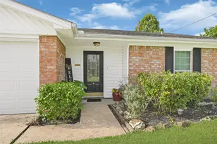 10010 Lost Pine Dr, Baytown, TX 77521 - Photo 3