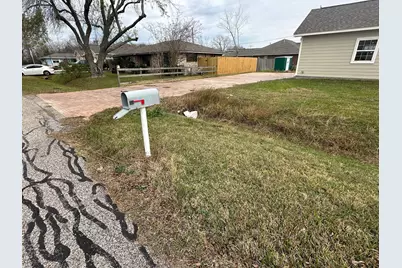 825 Mossey Drive, La Porte, TX 77571 - Photo 11