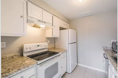 10122 Waterstone Drive, Houston, TX 77042 - Photo 9