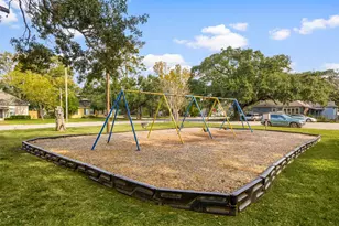 816 W Adoue St, Alvin, TX 77511 - Photo 33