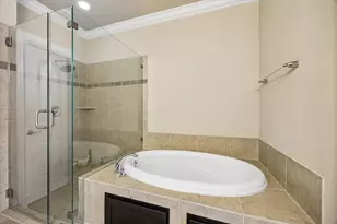 2611 Shady Woods Ln, Houston, TX 77008 - Photo 11