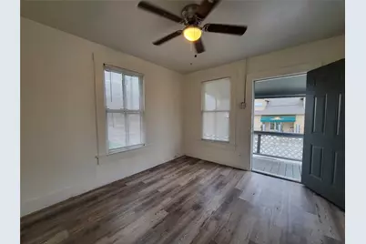 3913 Winnie Street #up, Galveston, TX 77550 - Photo 3
