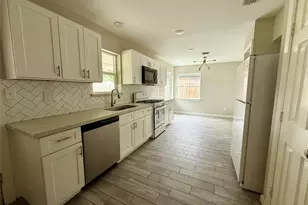 7902 La Roche Ln, Houston, TX 77036 - Photo 9