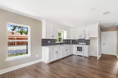 301 S Magnolia Street, Highlands, TX 77562 - Photo 3