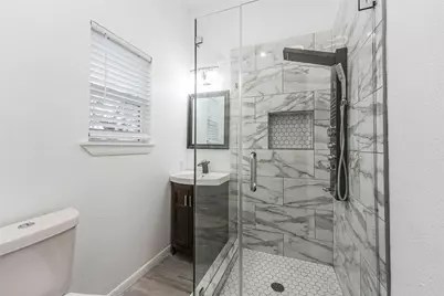 212 Clifton Street, Houston, TX 77011 - Photo 7