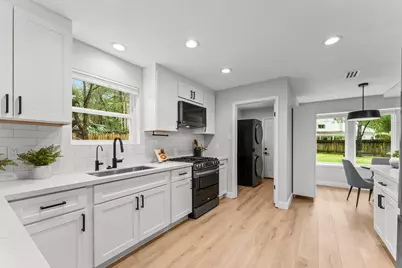 21 Crystal Lake Lane, The Woodlands, TX 77380 - Photo 5