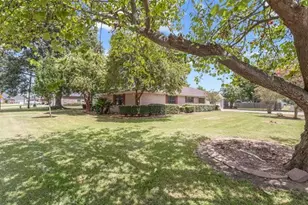 815 Hunter Ridge Ln, Nederland, TX 77627 - Photo 3