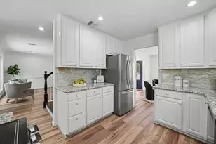 19 Postvine Ct, The Woodlands, TX 77381 - Photo 9