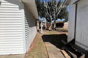 203 Franklin Rd, Wharton, TX 77488 - Photo 15