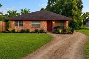 1717 S Victory Dr, Houston, TX 77088 - Photo 1