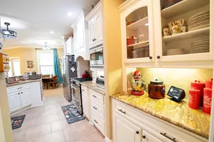 17 Red Oak Ct, Lake Jackson, TX 77566 - Photo 7