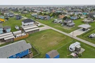 940 Sandollar, Crystal Beach, TX 77650 - Photo 5