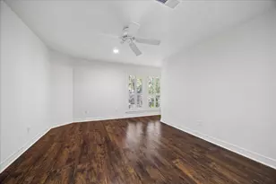 56 Bayou Pointe Dr, Houston, TX 77063 - Photo 23