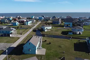 2429 Sand Castle Dr, Crystal Beach, TX 77650 - Photo 3