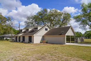905 Center St, El Campo, TX 77437 - Photo 1