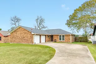 239 Lakewood Dr, Clute, TX 77531 - Photo 5