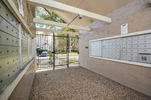 10855 Meadowglen Ln, Houston, TX 77042 - Photo 19