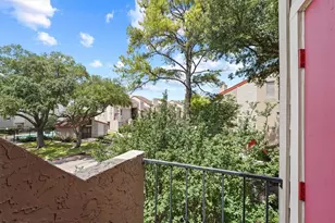 10855 Meadowglen Ln, Houston, TX 77042 - Photo 17