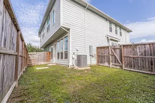 214 Fulton Station Dr, Houston, TX 77009 - Photo 15