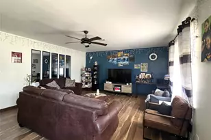 504 Henson St, El Campo, TX 77437 - Photo 3