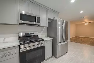 5755 Heron Drive, Houston, TX 77033 - Photo 13