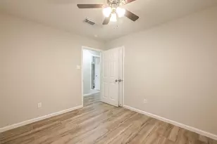 5755 Heron Dr, Houston, TX 77033 - Photo 21