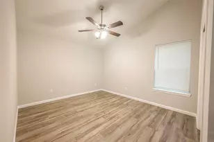 5755 Heron Dr, Houston, TX 77033 - Photo 15