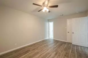 5755 Heron Dr, Houston, TX 77033 - Photo 31