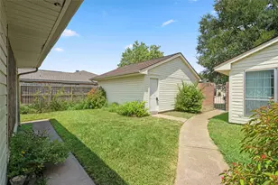 422 W Castle Harbour Dr, Friendswood, TX 77546 - Photo 3