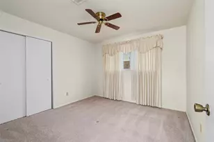 422 W Castle Harbour Dr, Friendswood, TX 77546 - Photo 15