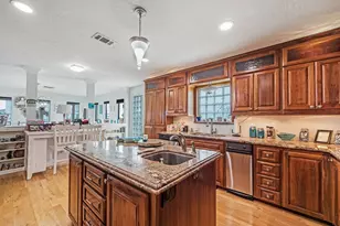 336 Admiral Cir, Tiki Island, TX 77554 - Photo 21