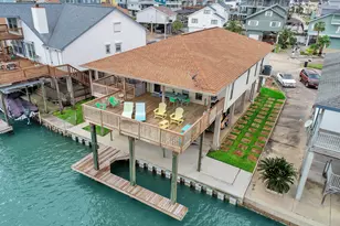 336 Admiral Cir, Tiki Island, TX 77554 - Photo 1