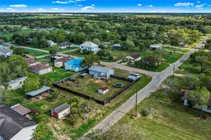 208 Garrett St, Yoakum, TX 77995 - Photo 15
