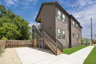 801 E 32nd 1/2 St, Houston, TX 77022 - Photo 3