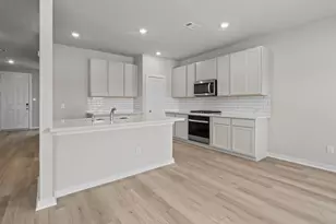 2425 E Heritage Dr, Dayton, TX 77535 - Photo 3