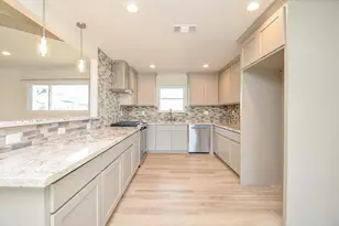 414 Lakeview Dr, Sugar Land, TX 77498 - Photo 11