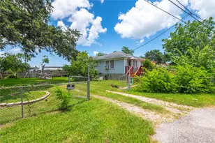 1912 E Winn St, Kemah, TX 77565 - Photo 3