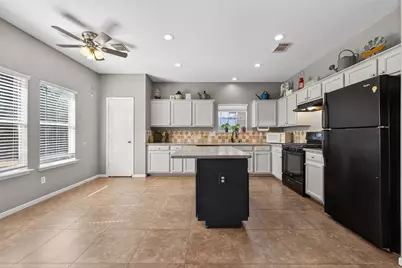 915 Highland Woods Dr, Highlands, TX 77562 - Photo 17