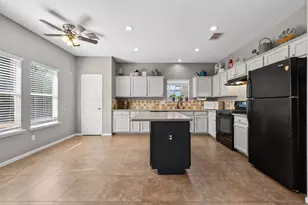 915 Highland Woods Dr, Highlands, TX 77562 - Photo 17