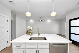 9826 Nedwald St, Houston, TX 77029 - Photo 35